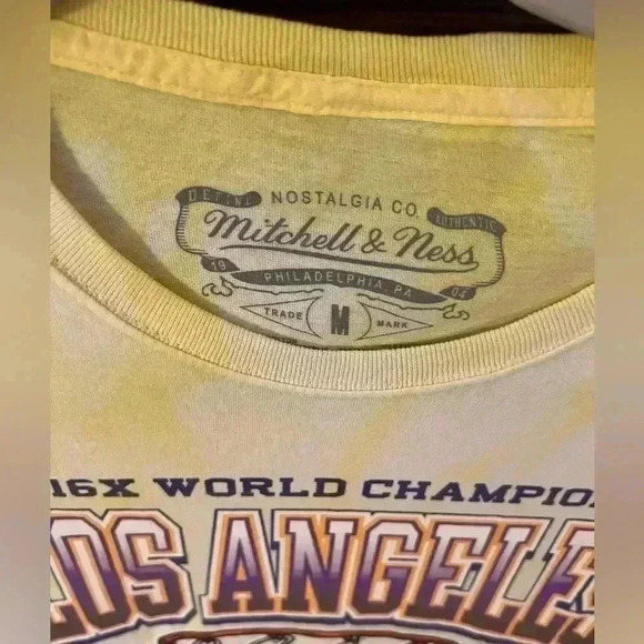 Unisex Size Medium LA Lakers Short Sleeve Shirt - Picture 2 of 3